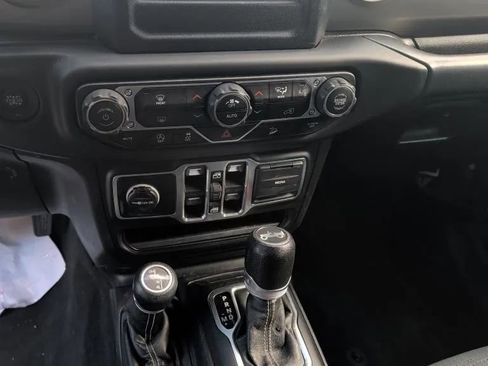 Used 2018 Jeep Wrangler Unlimited Sahara w/ LED Lighting Group AWD/4WD image 26