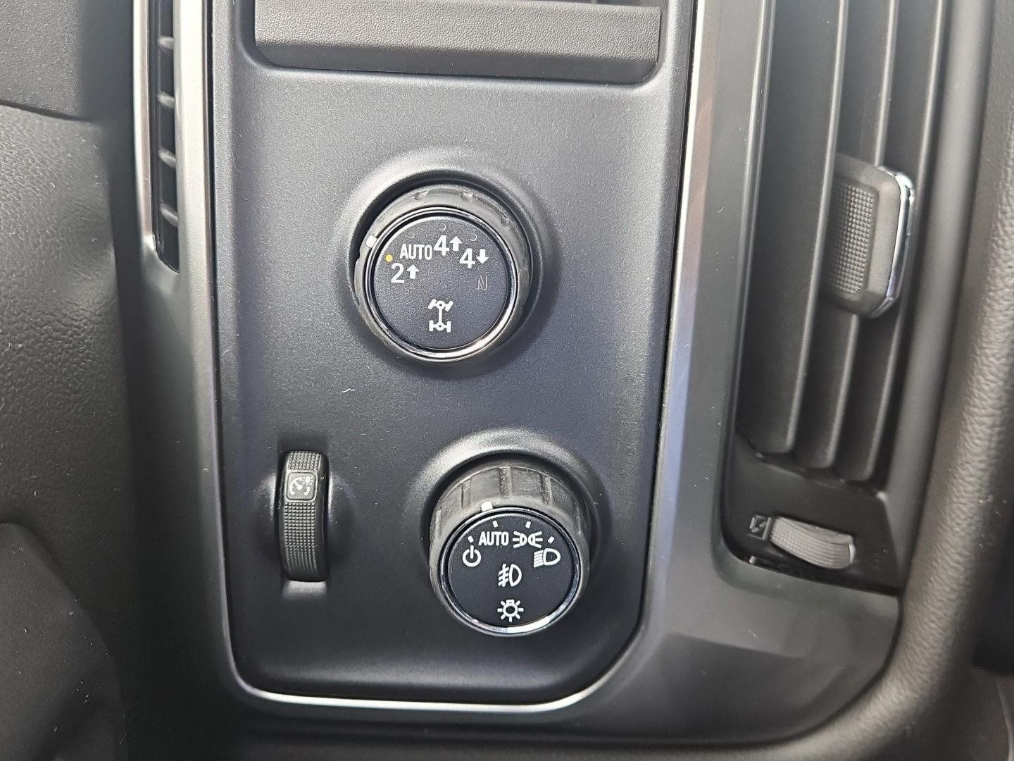 Used 2018 Chevrolet Silverado 1500 LT w/ All Star Edition AWD/4WD image 26