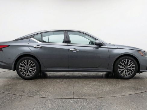 Used 2025 Nissan Altima 2.5 SV FWD image 11