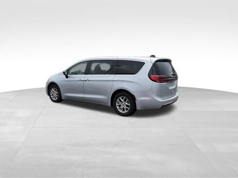 Used 2024 Chrysler Pacifica Touring-L FWD image 8