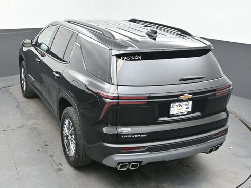Used 2025 Chevrolet Traverse LT image 33