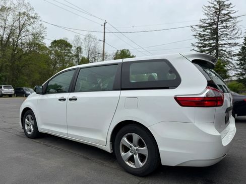 Used 2015 Toyota Sienna L FWD image 3