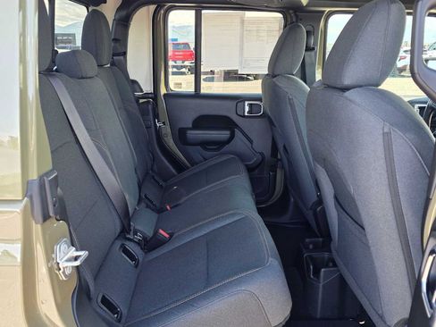 Used 2025 Jeep Gladiator Mojave AWD/4WD image 12
