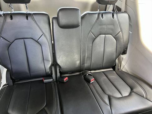 Used 2024 Chrysler Pacifica Touring-L FWD image 10