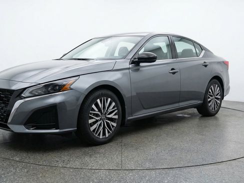 Used 2025 Nissan Altima 2.5 SV FWD image 3