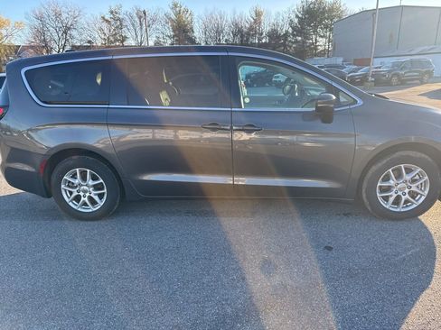 Used 2023 Chrysler Pacifica Touring-L image 2