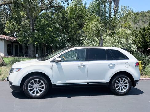 Used 2013 Lincoln MKX FWD image 2