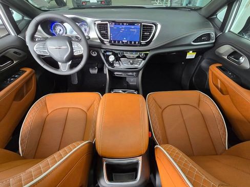 New 2026 Chrysler Pacifica Pinnacle image 9