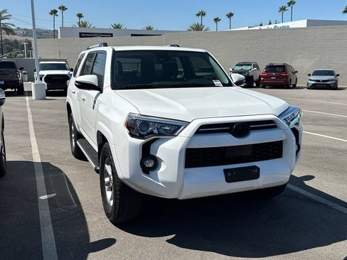 Used 2022 Toyota 4Runner SR5 Premium w/ Moonroof Package RWD image 2
