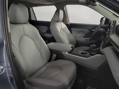 Used 2024 Toyota Highlander XLE AWD/4WD image 15