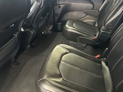 Used 2025 Chrysler Pacifica Select FWD image 5