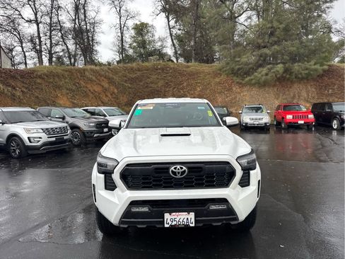 Used 2024 Toyota Tacoma TRD Sport image 2