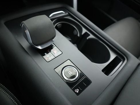 Used 2024 Land Rover Discovery Dynamic SE AWD/4WD image 15