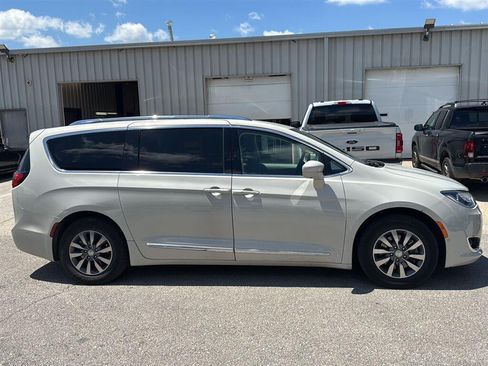 Used 2020 Chrysler Pacifica Touring-L Plus w/ Advanced Safetytec Group FWD image 2