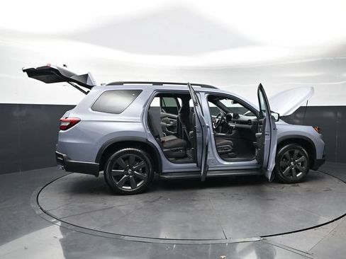 Used 2025 Honda Pilot Sport image 35