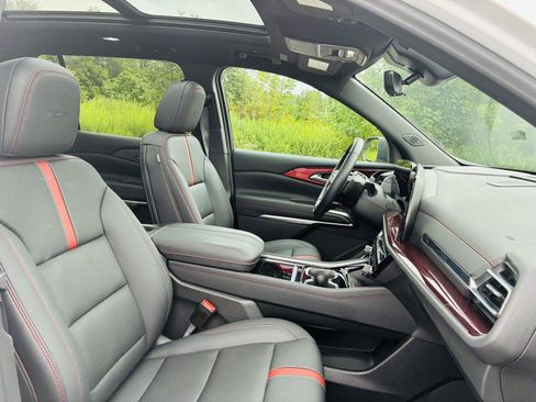 Used 2024 Chevrolet Traverse RS image 33