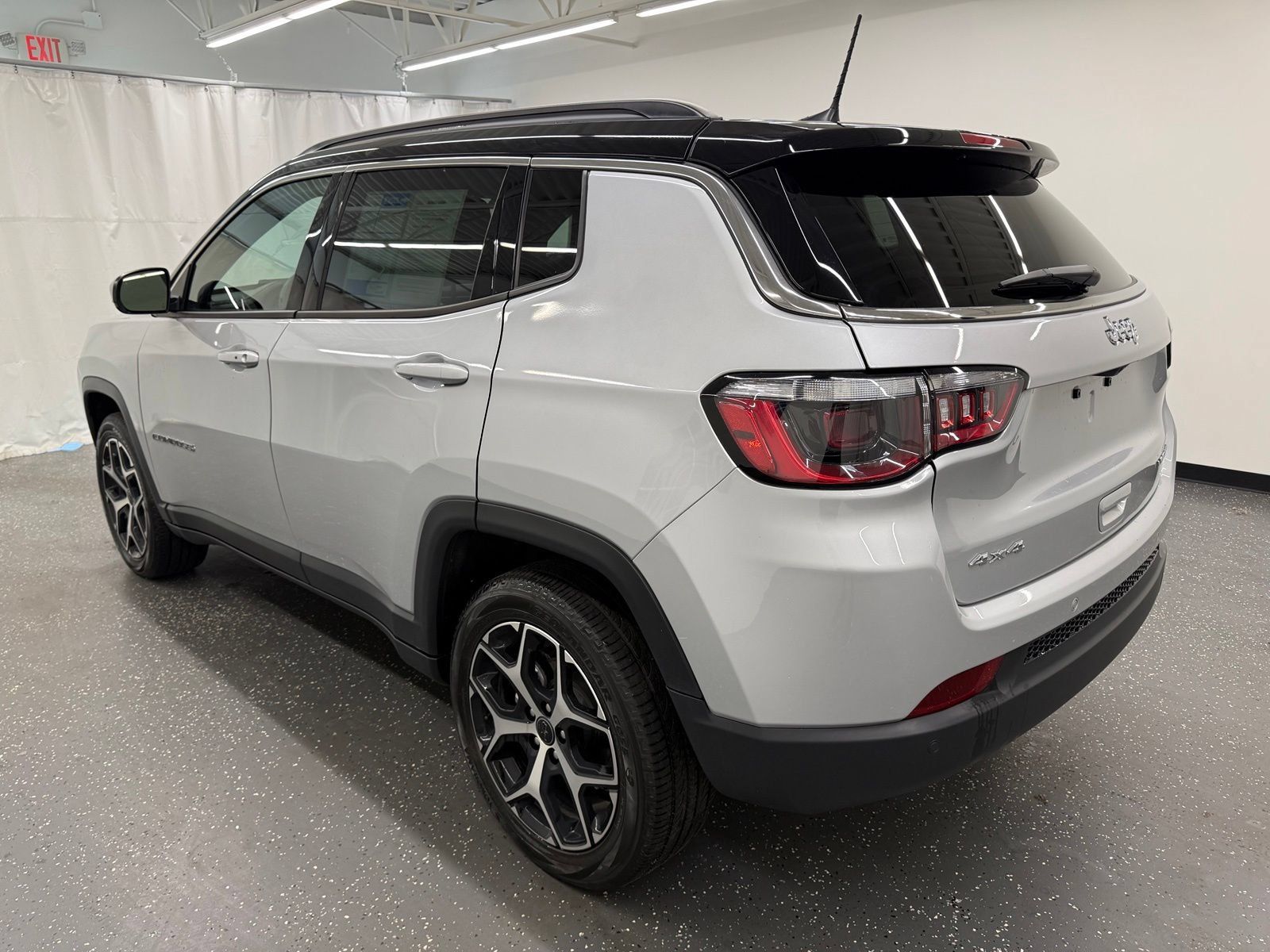 Used 2025 Jeep Compass Limited AWD/4WD image 3