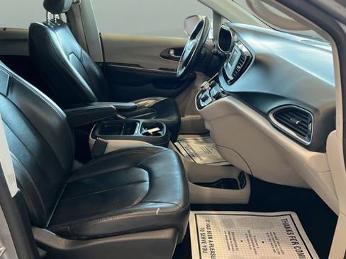 Used 2017 Chrysler Pacifica Touring-L FWD image 21