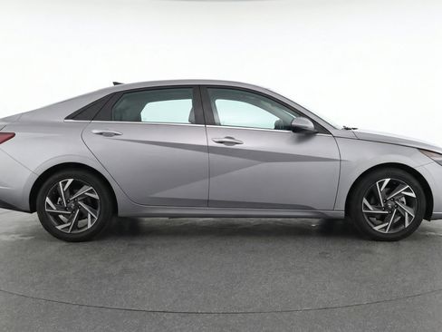 Used 2025 Hyundai Elantra Limited FWD image 11