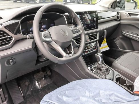 Used 2025 Volkswagen Taos SE image 4
