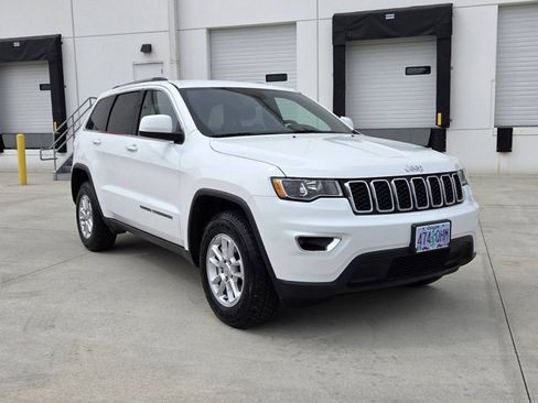 Used 2018 Jeep Grand Cherokee Laredo image 3