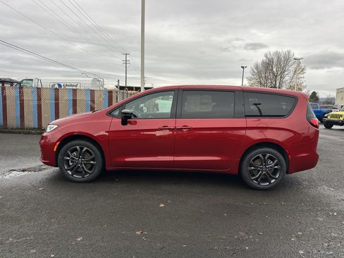 New 2026 Chrysler Pacifica Select image 2