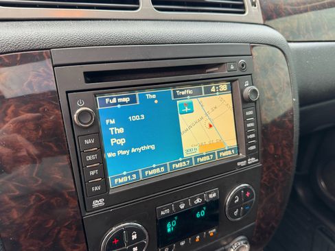 Used 2011 GMC Yukon XL Denali image 30