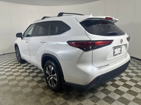 Used 2023 Toyota Highlander XLE AWD/4WD image 4