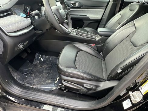 Used 2024 Jeep Compass Latitude image 16