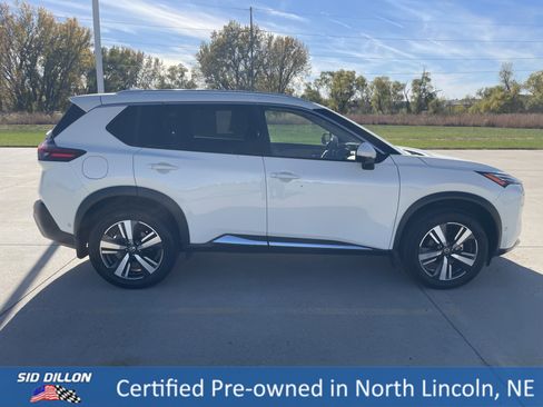 Used 2021 Nissan Rogue Platinum image 3