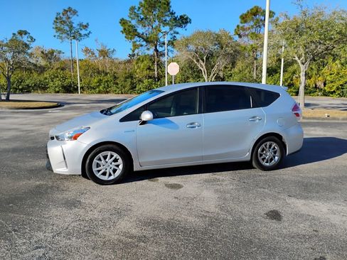 Used 2017 Toyota Prius V Four image 10