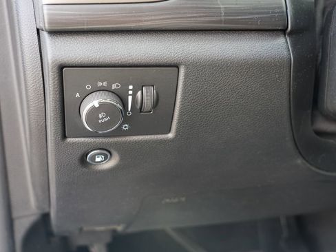 Used 2019 Jeep Grand Cherokee Laredo AWD/4WD image 17