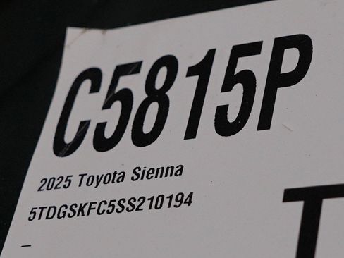 Used 2025 Toyota Sienna AWD image 30