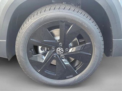 New 2026 Volkswagen Taos SE FWD image 10