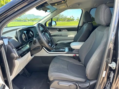 Used 2022 Kia Carnival LX FWD image 13
