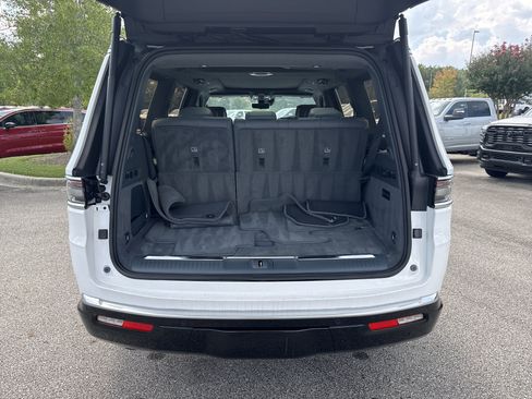 Used 2023 Jeep Grand Wagoneer Series III AWD/4WD image 18