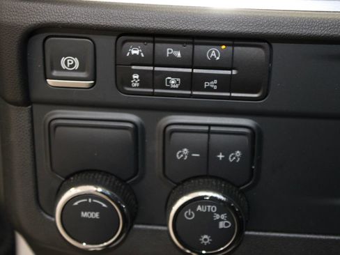 Used 2025 Chevrolet Suburban LT image 40