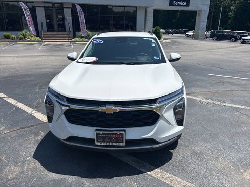 Used 2025 Chevrolet Trax LT w/ LT Convenience Package FWD image 8