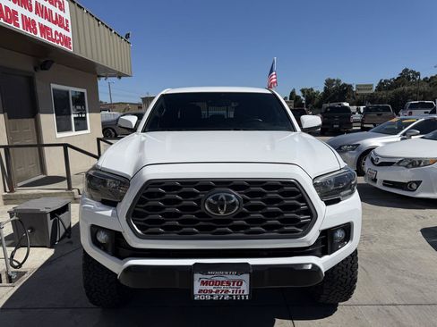 Used 2018 Toyota Tacoma TRD Off-Road w/ Technology Package AWD/4WD image 9
