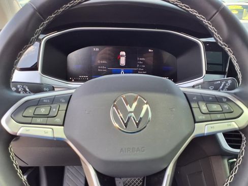 Certified 2025 Volkswagen Taos SE FWD image 20