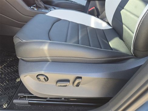 New 2026 Volkswagen Taos SEL image 19