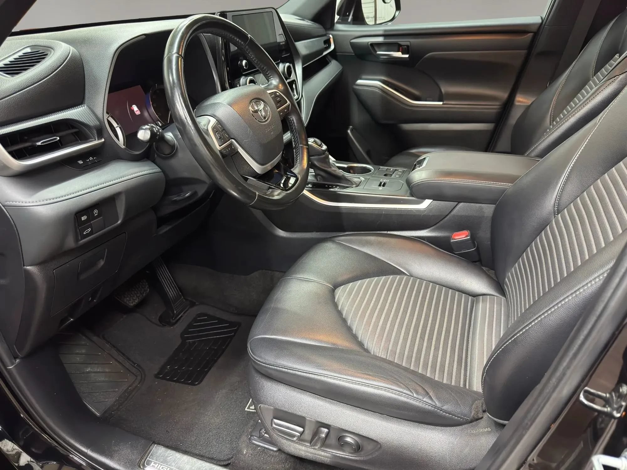 Used 2023 Toyota Highlander XSE FWD image 8