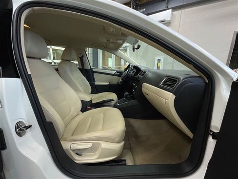 Used 2011 Volkswagen Jetta SE FWD image 25