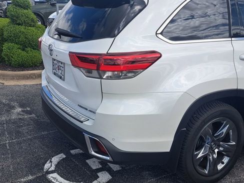 Certified 2019 Toyota Highlander Limited Platinum w/ Protection Package #3 AWD/4WD image 11