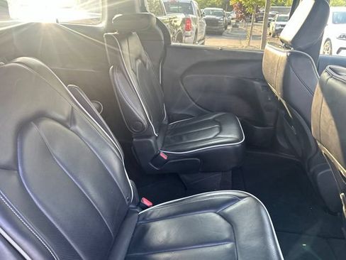 Used 2025 Chrysler Pacifica Limited FWD image 8