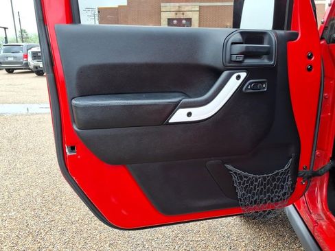 Used 2015 Jeep Wrangler Unlimited Sahara image 18