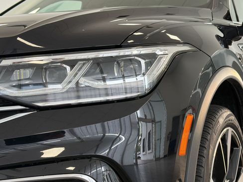 Used 2022 Volkswagen Tiguan SEL R-Line AWD/4WD image 12