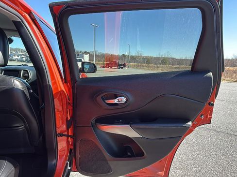 Used 2021 Jeep Cherokee Latitude Lux w/ Comfort/Convenience Group image 19