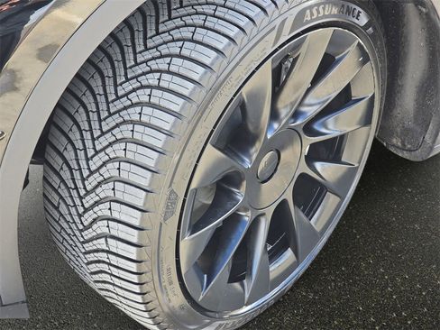 Used 2023 Tesla Model Y Long Range image 36