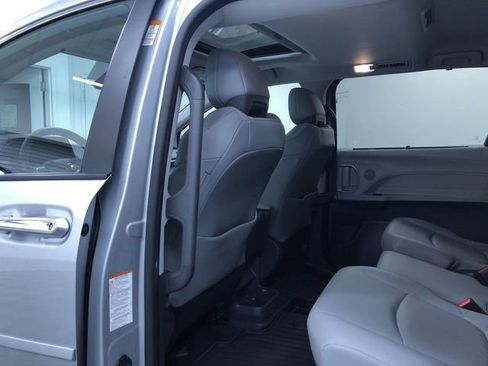 Used 2021 Toyota Sienna XLE image 19